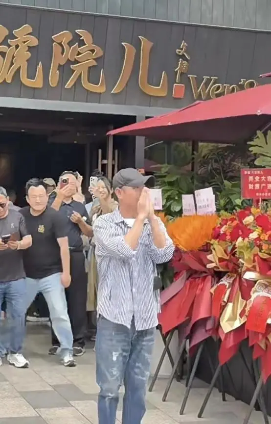 张杰花篮堵门却无明星捧场，58元拌面开业尴尬了