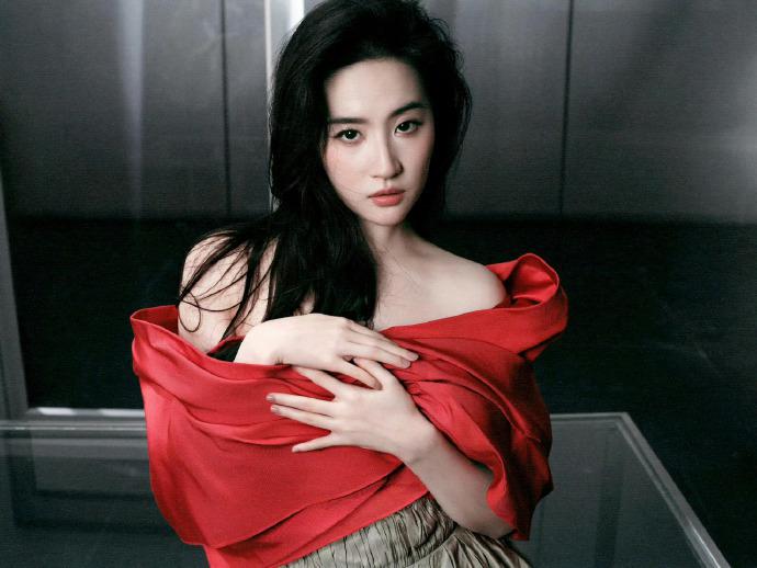 刘亦菲“烈焰玫瑰裙”美的高级，明艳热烈诠释电影氛围感