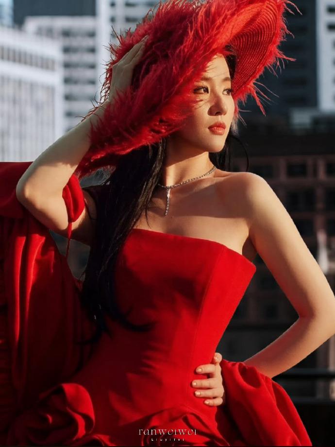 刘亦菲“烈焰玫瑰裙”美的高级，明艳热烈诠释电影氛围感