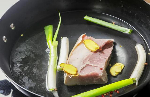 回锅肉怎么做？不要只会煮肉，教你正确做法，肥而不腻，咸香适口