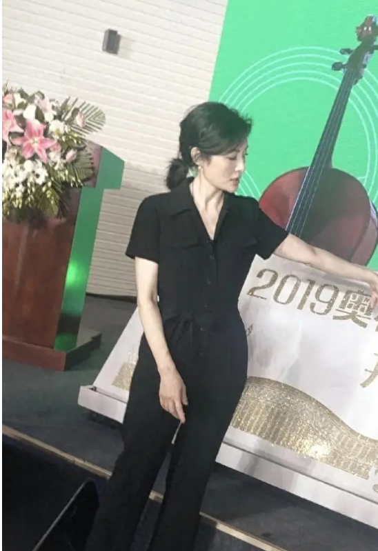 58岁周涛带火了中年女性穿搭：格纹衬衫+阔腿裤+小白鞋，时髦减龄