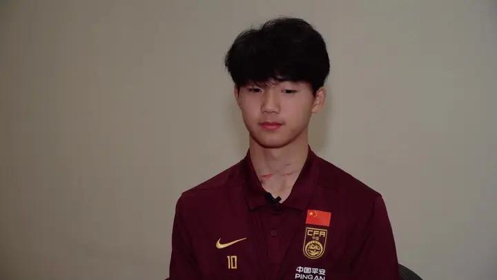 抓痕累累!记者晒照：踢完卡塔尔，万项脖子上都被抓红了
