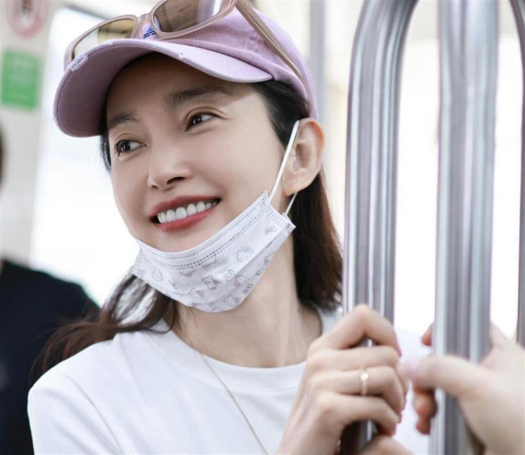女明星千万别整容，看53岁李冰冰，39岁袁姗姗戛纳红毯 就懂了