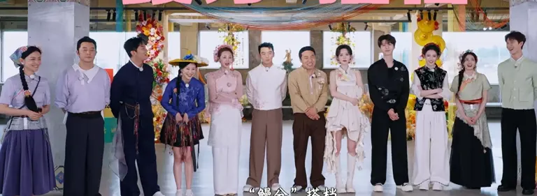 白鹿李昀锐在《跑男》十指紧扣，孟子义偷看又避嫌的样子很有看点