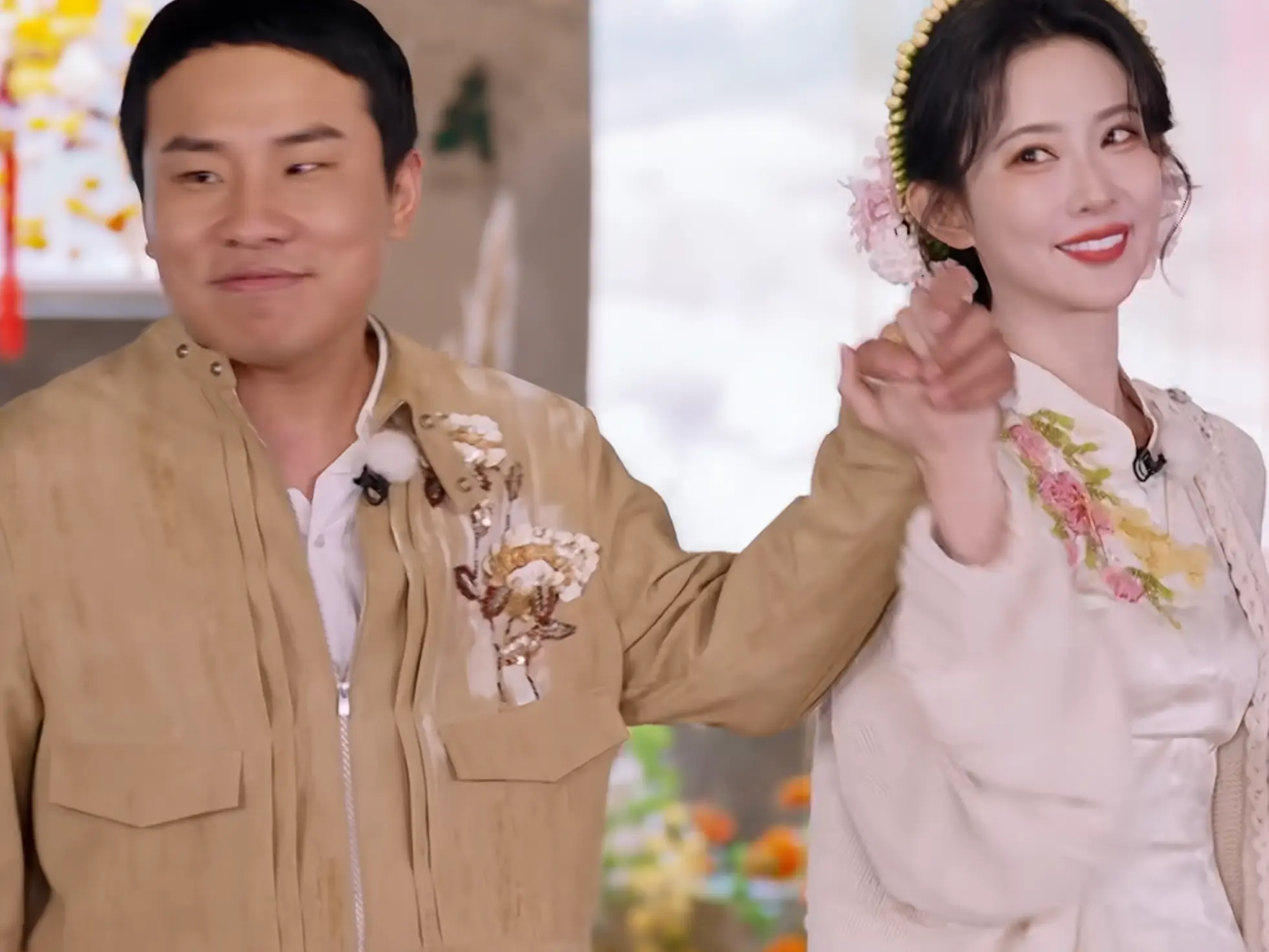 白鹿李昀锐在《跑男》十指紧扣，孟子义偷看又避嫌的样子很有看点