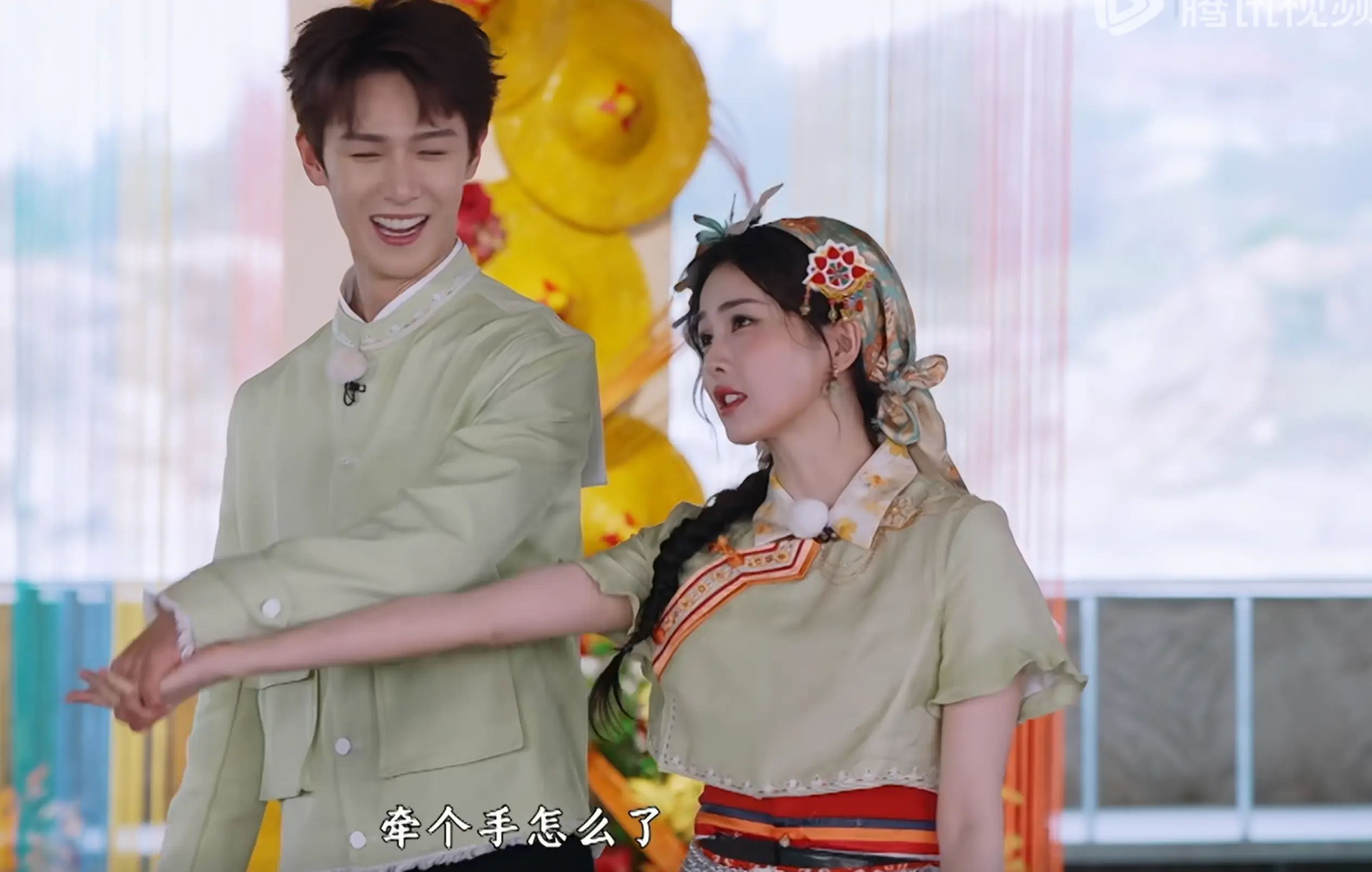 白鹿李昀锐在《跑男》十指紧扣，孟子义偷看又避嫌的样子很有看点