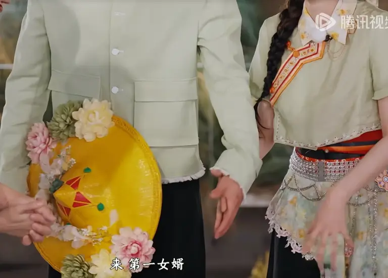 白鹿李昀锐在《跑男》十指紧扣，孟子义偷看又避嫌的样子很有看点