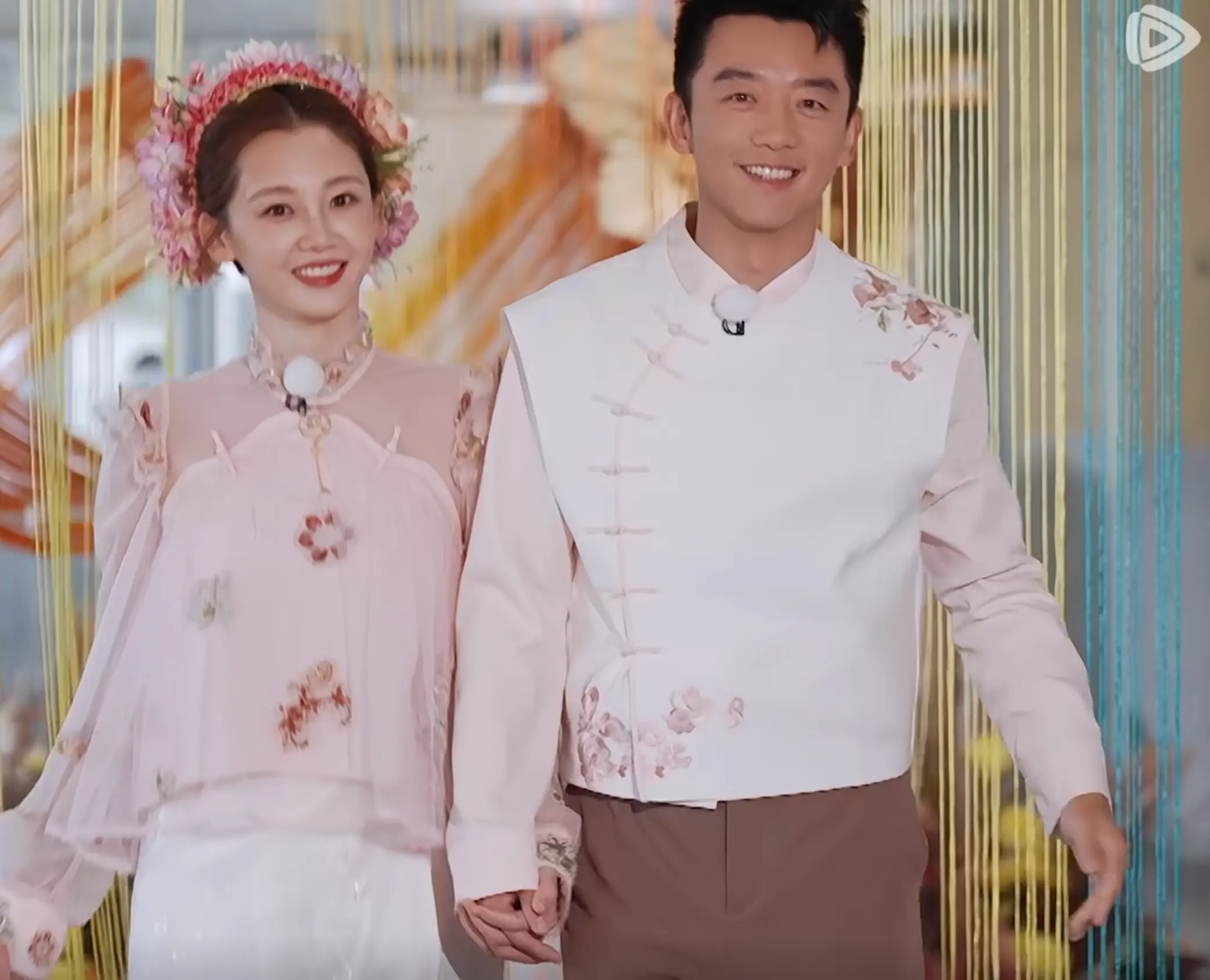 白鹿李昀锐在《跑男》十指紧扣，孟子义偷看又避嫌的样子很有看点