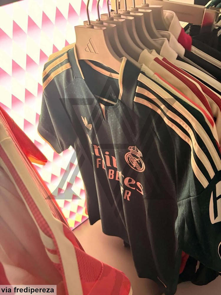 皇马下赛季客场球衣曝光：深墨绿色调，带有“RMCF”字样暗纹