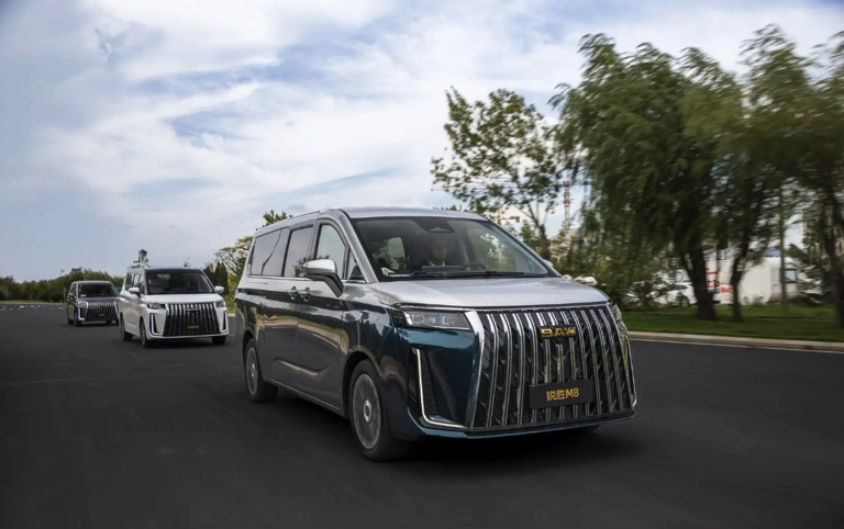 20万与30万的中大型MPV对决，锐胜M8和星海V9怎么选?