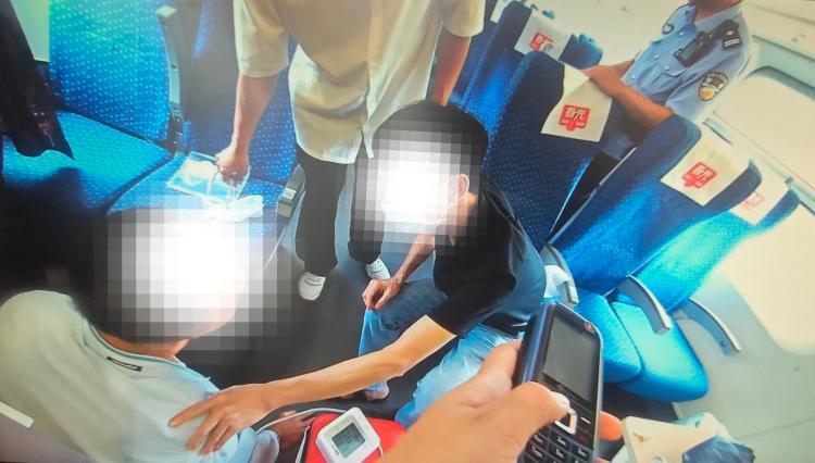 列车车厢上演生死时速! 乘客身体异常 列车员开展紧急救援