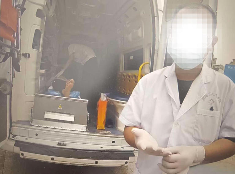 列车车厢上演生死时速! 乘客身体异常 列车员开展紧急救援