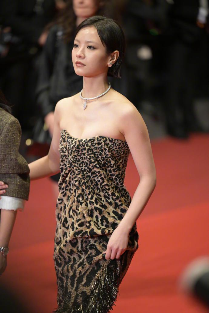 李庚希豹纹裙造型亮相戛纳！《无名女孩》首映看哭全场