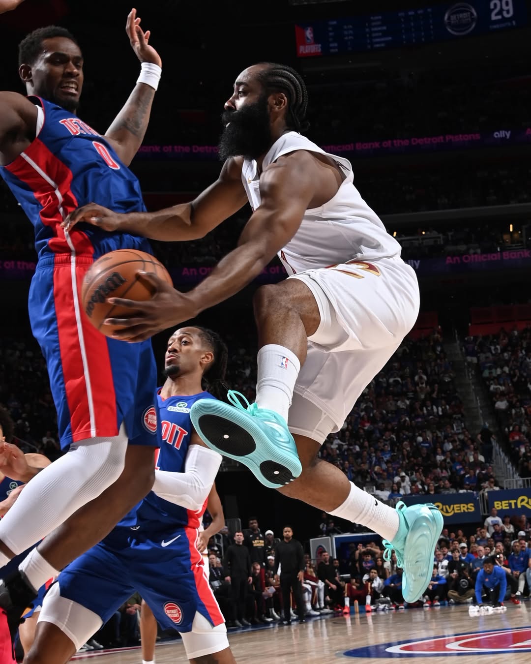哈登穿着青蓝色Harden 10，得到9分5篮板6助攻
