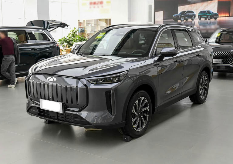 全新插混中型SUV上市！不足12万起，外观动感，综合续航超2100km