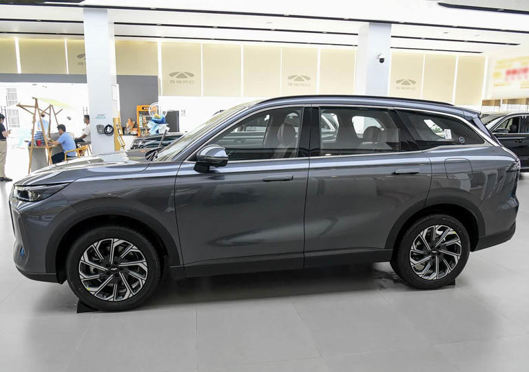 全新插混中型SUV上市！不足12万起，外观动感，综合续航超2100km