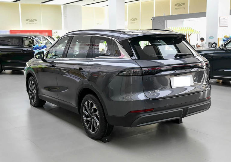 全新插混中型SUV上市！不足12万起，外观动感，综合续航超2100km