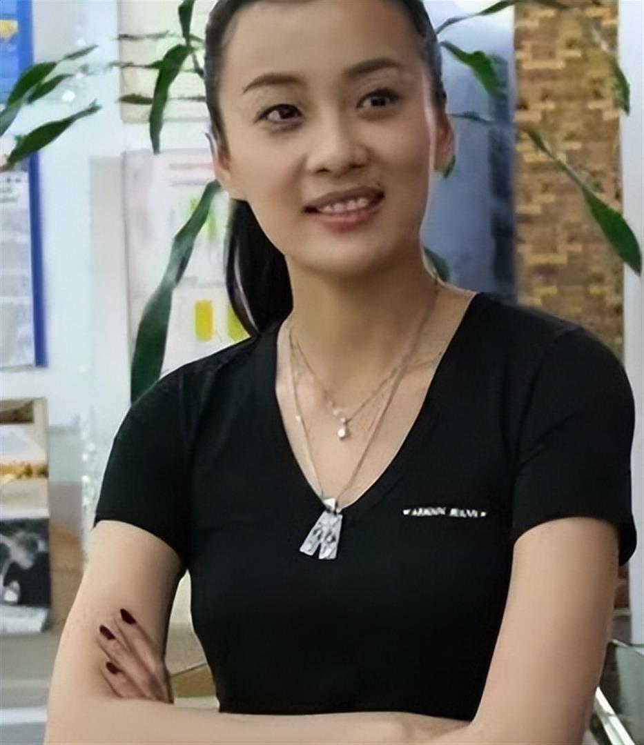 被李小冉抢男友，为红四次改名，14岁出道3登春晚，如今她赢麻了