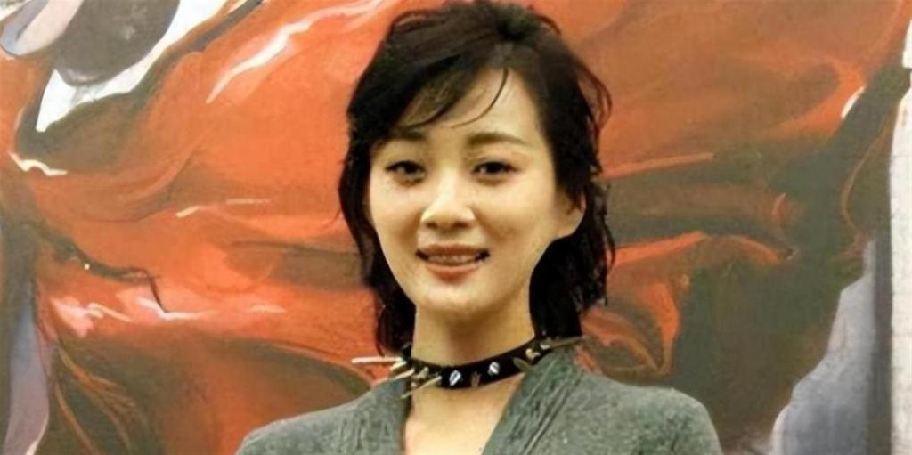 被李小冉抢男友，为红四次改名，14岁出道3登春晚，如今她赢麻了