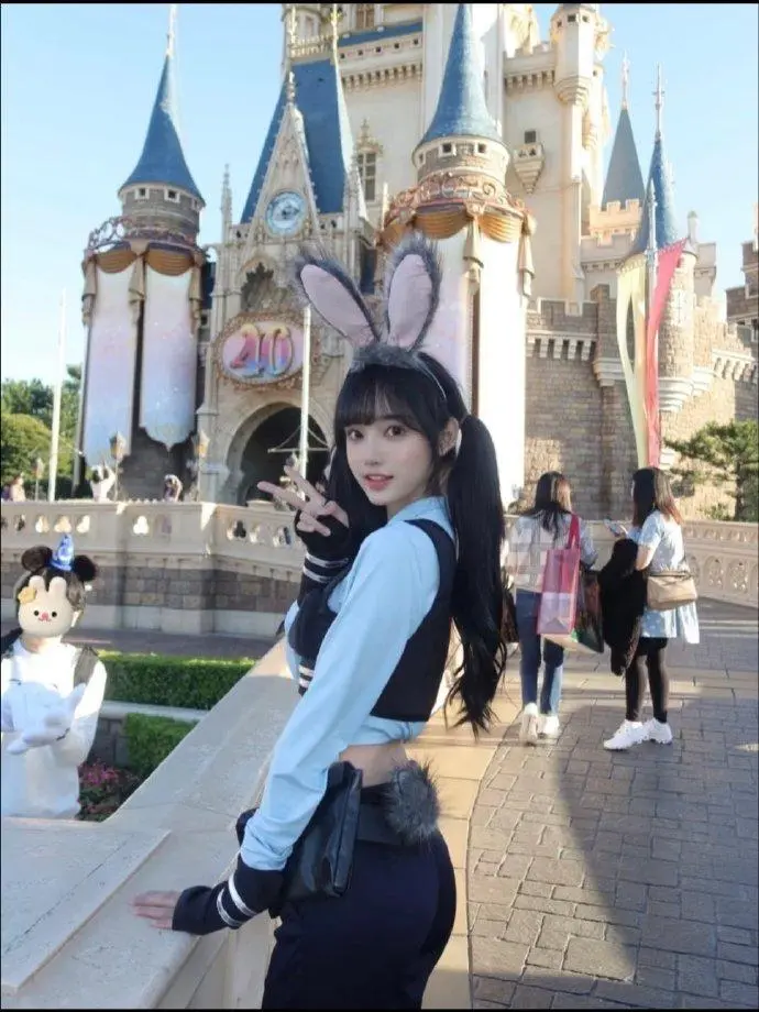 林俊杰飞纽约陪小 20 岁女友毕业：高调秀爱还是公关表演？