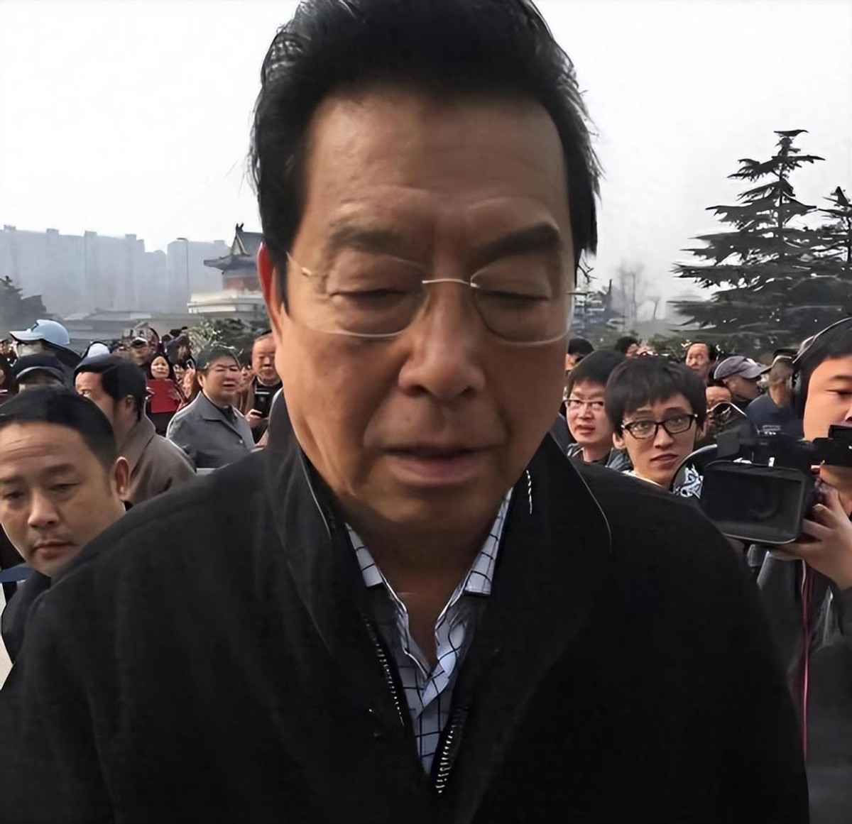 一月八万不够花?87 岁李双江不肯退休，妻儿缺席寿宴暴露婚姻真相