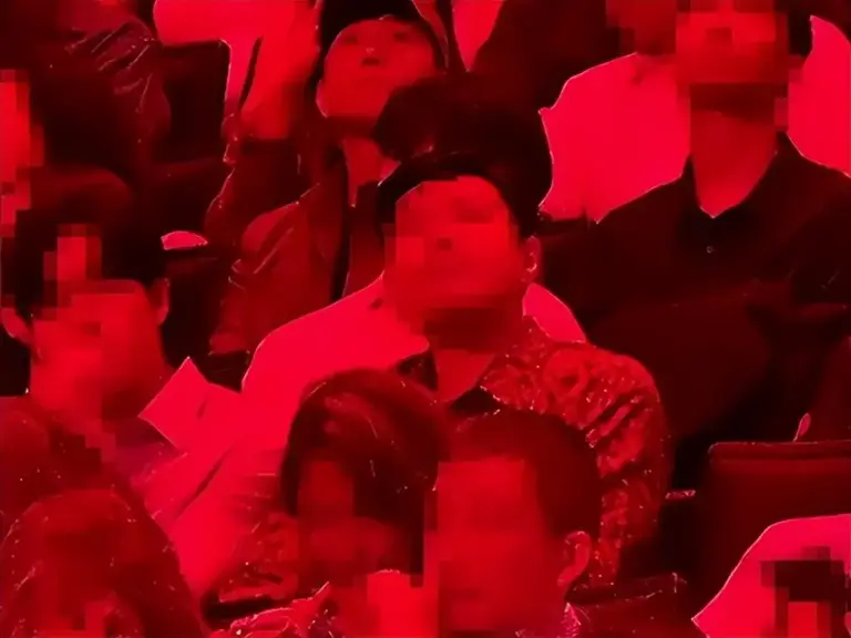 林俊杰飞纽约陪小 20 岁女友毕业：高调秀爱还是公关表演？