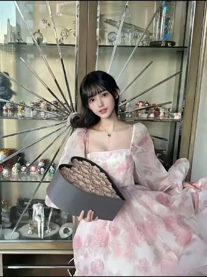 林俊杰飞纽约陪小 20 岁女友毕业：高调秀爱还是公关表演？