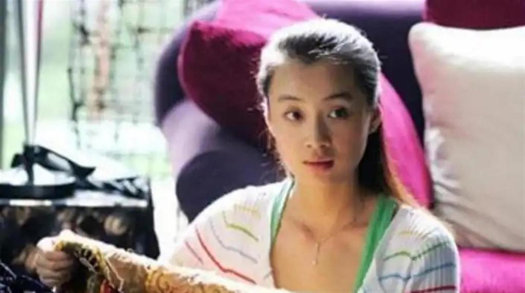 被李小冉抢男友，为红四次改名，14岁出道3登春晚，如今她赢麻了