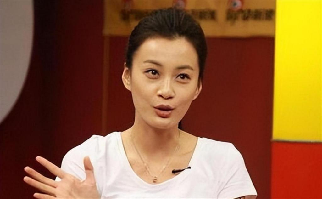 被李小冉抢男友，为红四次改名，14岁出道3登春晚，如今她赢麻了