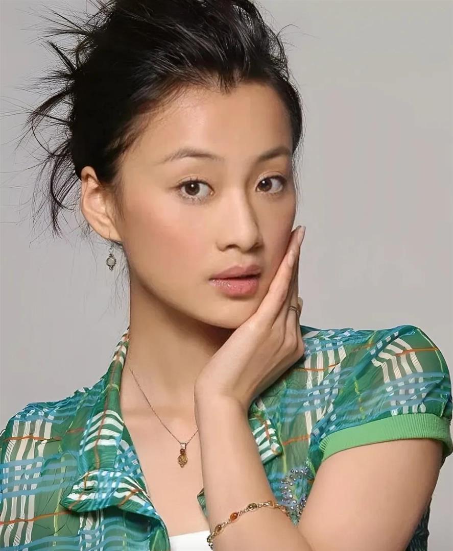 被李小冉抢男友，为红四次改名，14岁出道3登春晚，如今她赢麻了