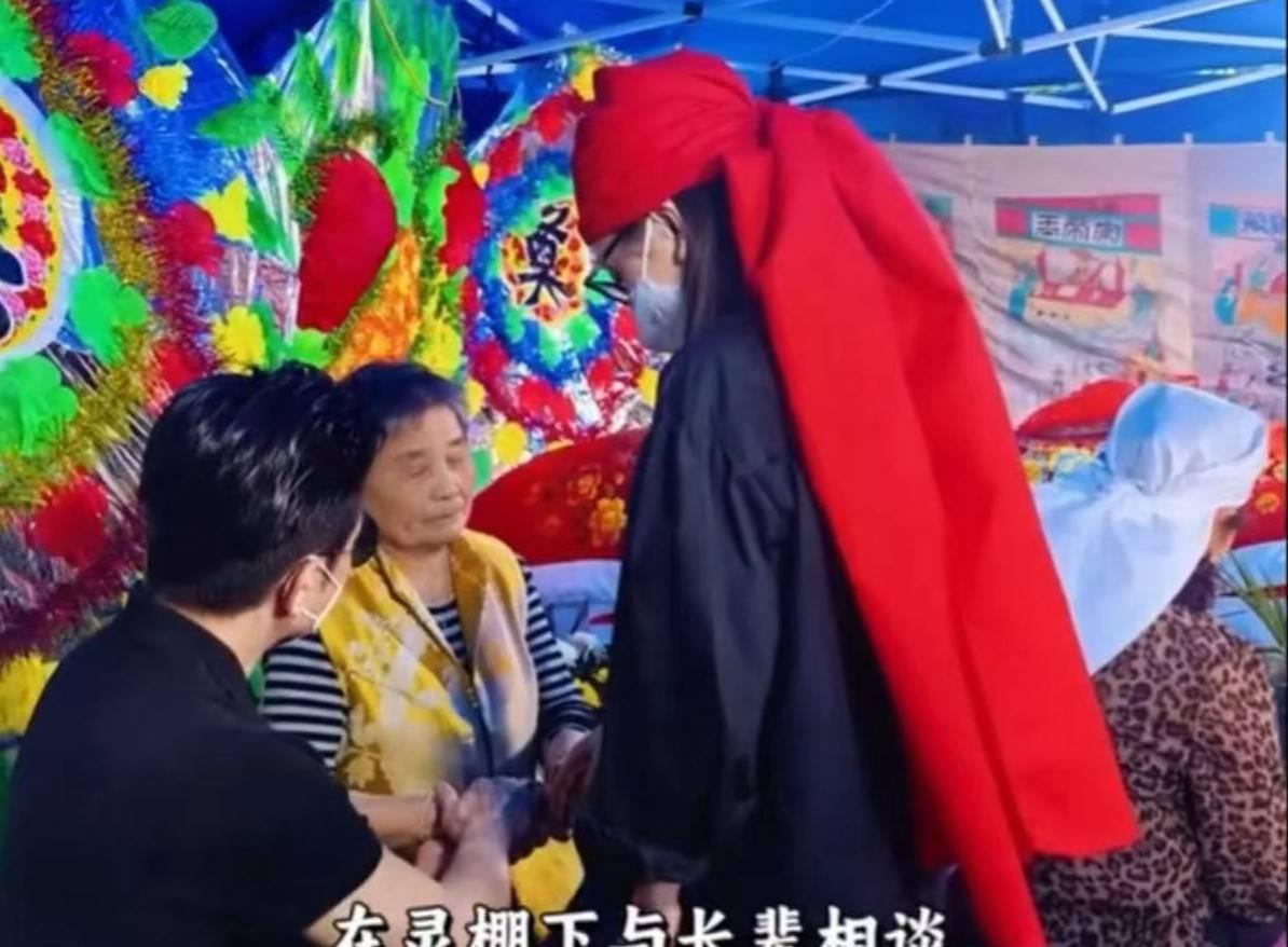 郭富城陪方媛回安徽老家奔丧，夫妻灵前戴孝跪拜，送别女方长辈