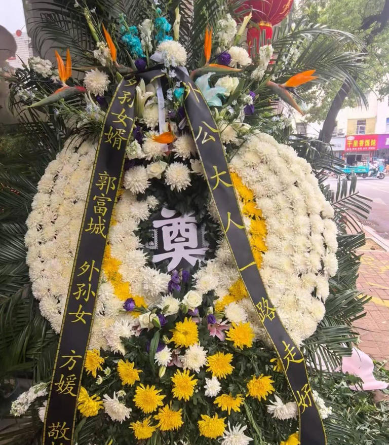 郭富城陪方媛回安徽老家奔丧，夫妻灵前戴孝跪拜，送别女方长辈