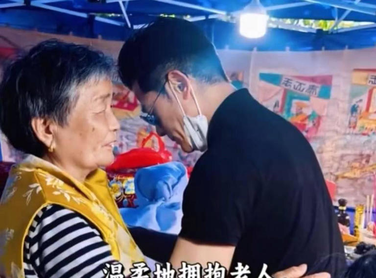 郭富城陪方媛回安徽老家奔丧，夫妻灵前戴孝跪拜，送别女方长辈