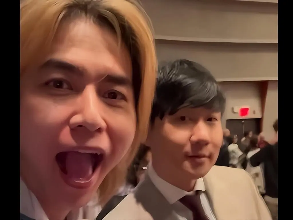 林俊杰飞纽约陪小 20 岁女友毕业：高调秀爱还是公关表演？