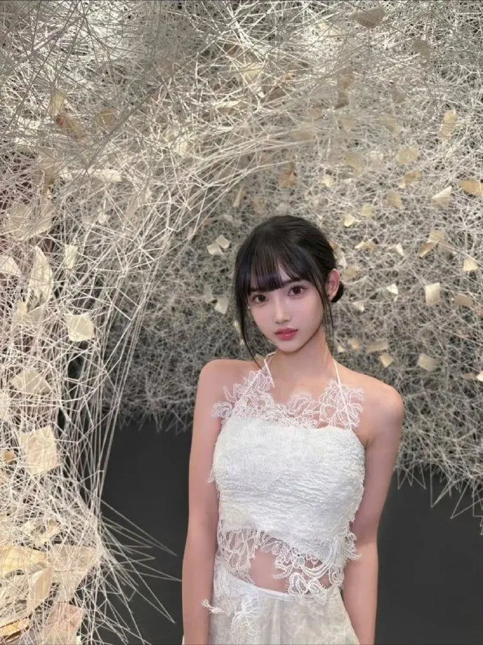 林俊杰飞纽约陪小 20 岁女友毕业：高调秀爱还是公关表演？