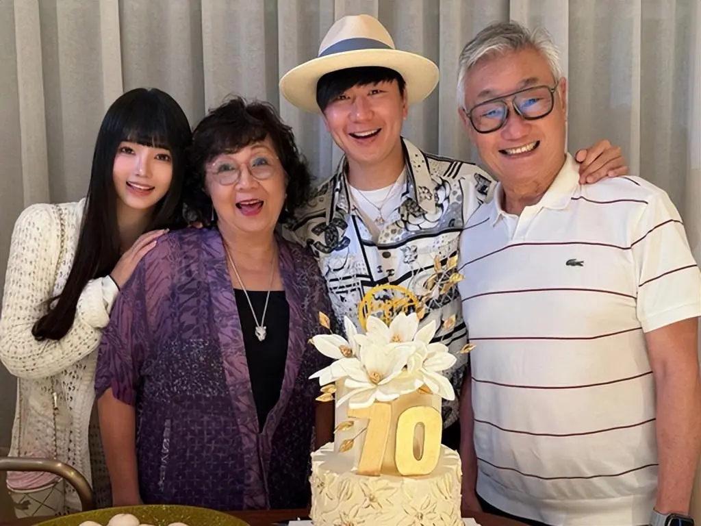 林俊杰飞纽约陪小 20 岁女友毕业：高调秀爱还是公关表演？
