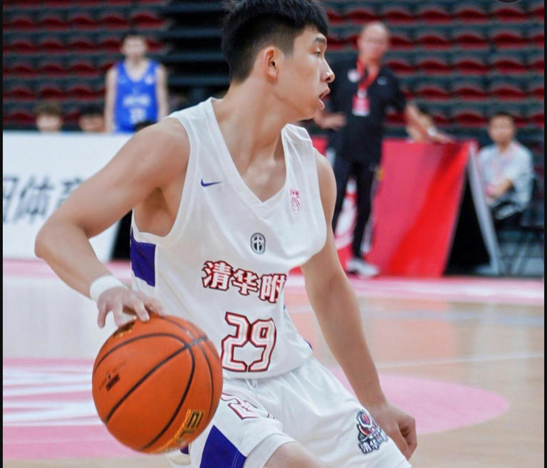 耐高8进4交叉赛：张宇辰17分，清华附中95-65大胜深圳二实