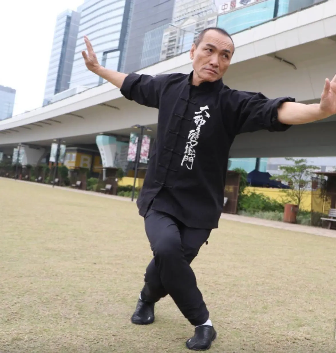 68岁资深绿叶被TVB除名，自曝近年工作量骤减，已转行学中医谋生