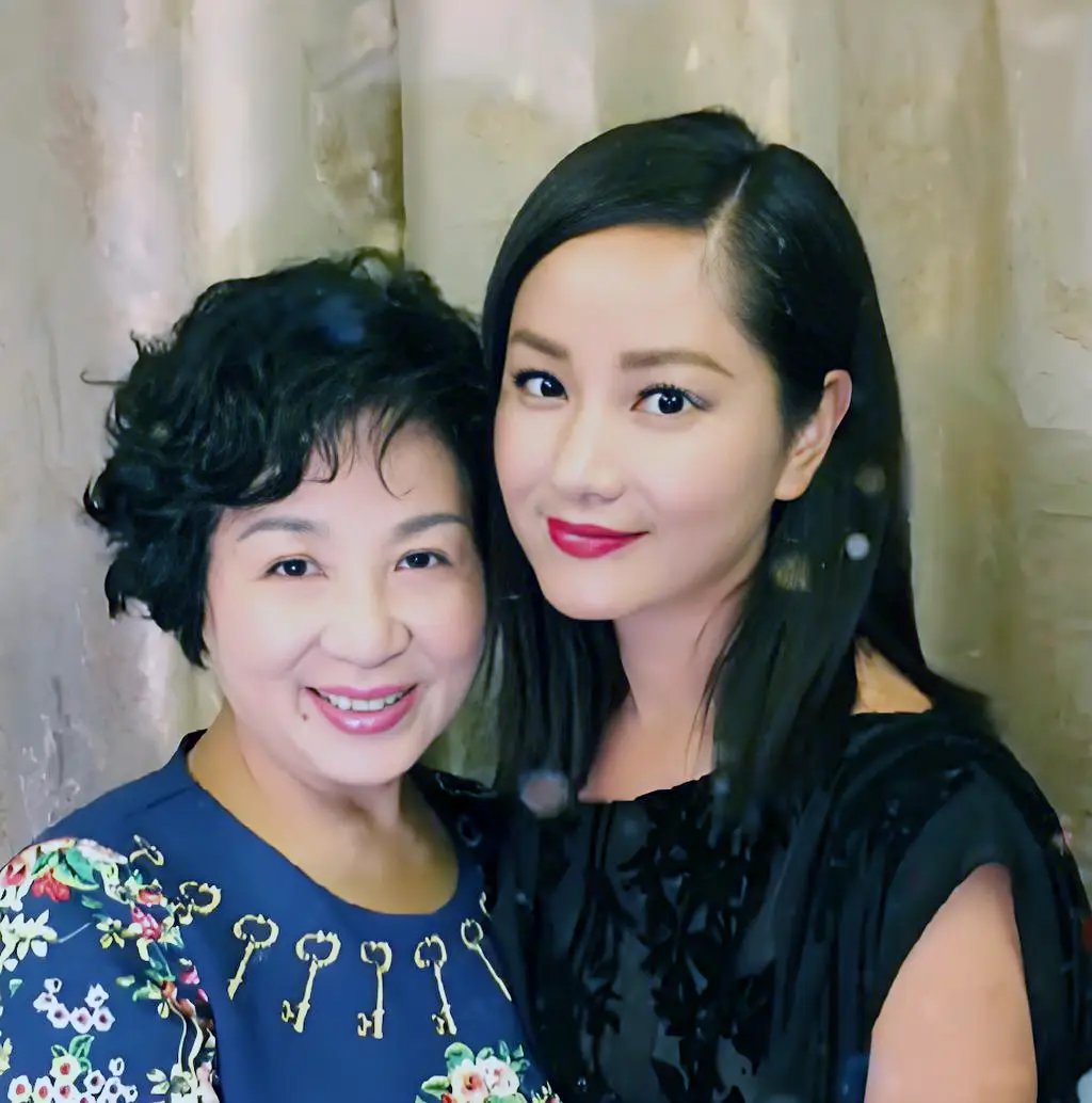 瞿颖坦然面对满头白发!结婚后，她有了“瞿颖式的遗憾”