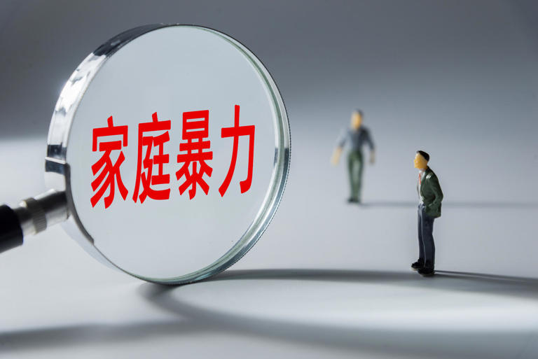 母亲“管教”殴打幼子，法院作出保护令后仍多次殴打 法院：情节严重，构成虐待罪