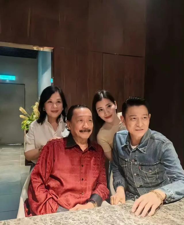 刘德华妻子低调现身，60岁发量惊人，清醒的女人从不爱张扬
