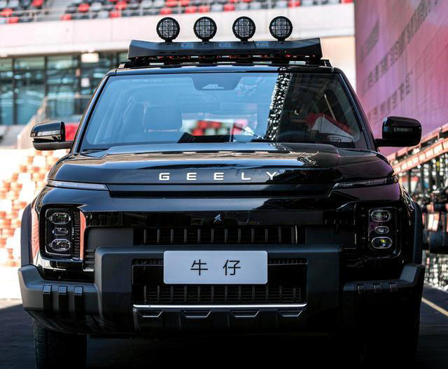 吉利燃油SUV上市，权益价7.59万起，外观很硬派