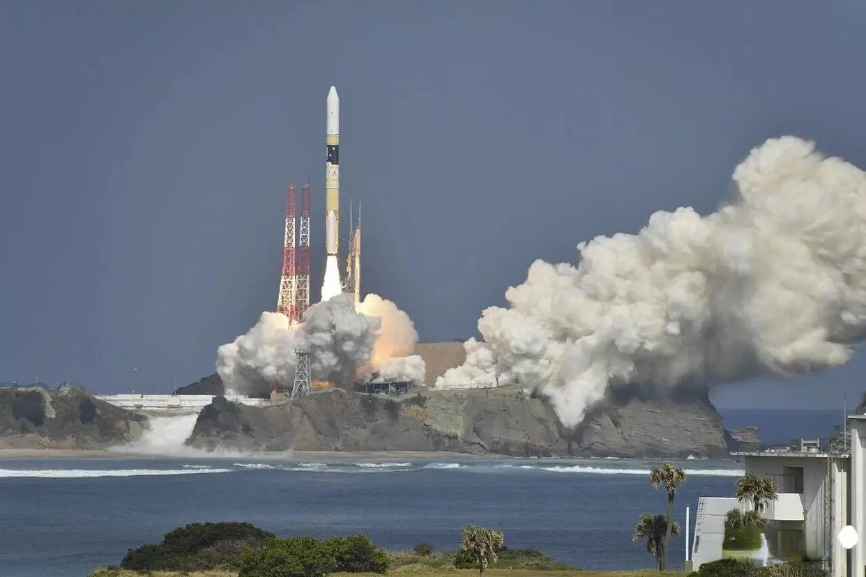 Космический снимок японской ступени H-IIA с дистанции 12 км