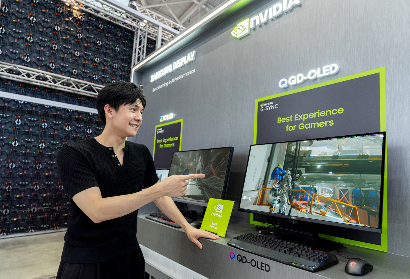 黄仁勋现身2026台北电脑展三星显示展位，现场在OLED面板上签名