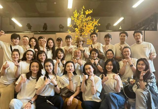 刘亦菲北电20周年聚会照，人群中一眼被认出，岁月不败美人具象化