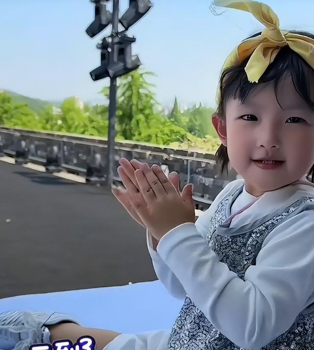 黄一鸣3岁女儿破格走时装周，曝光神秘人士促成