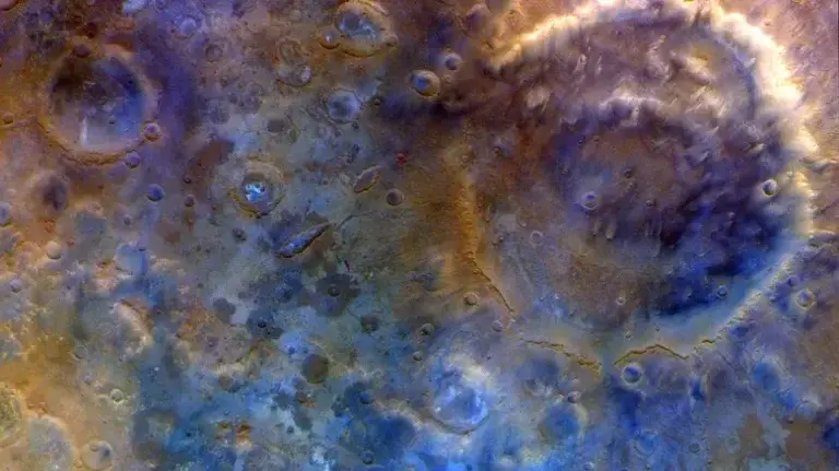 震撼!NASA飞船飞越火星，拍下“彩色坑洞”和南极冰原