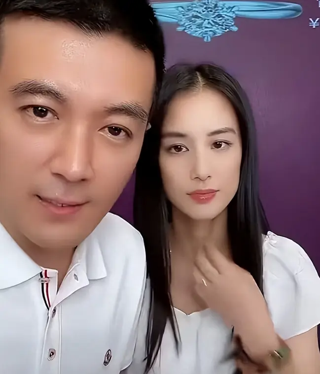 被曝新欢产子仅1个月，杨子公开向黄圣依献殷勤，心思藏不住了
