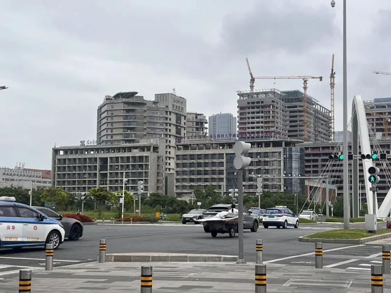 前海“地王”旁又挂宅地! 附近千万豪宅邻居，阳台贴满“吵”!