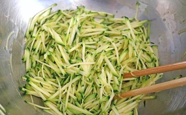 省时省力的「栉瓜丝煎饼」料理食谱! 松软的口感令人越吃越上瘾